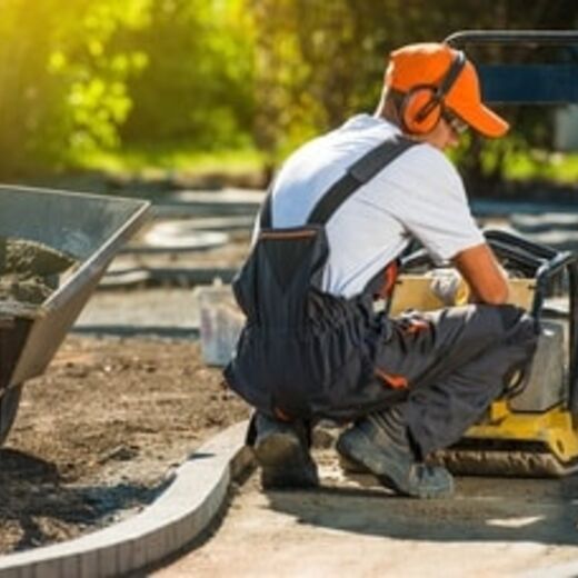 Gärtner bereitet barrierefreie Gartenwege