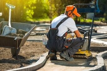 Handwerker pflastert Gartenweg