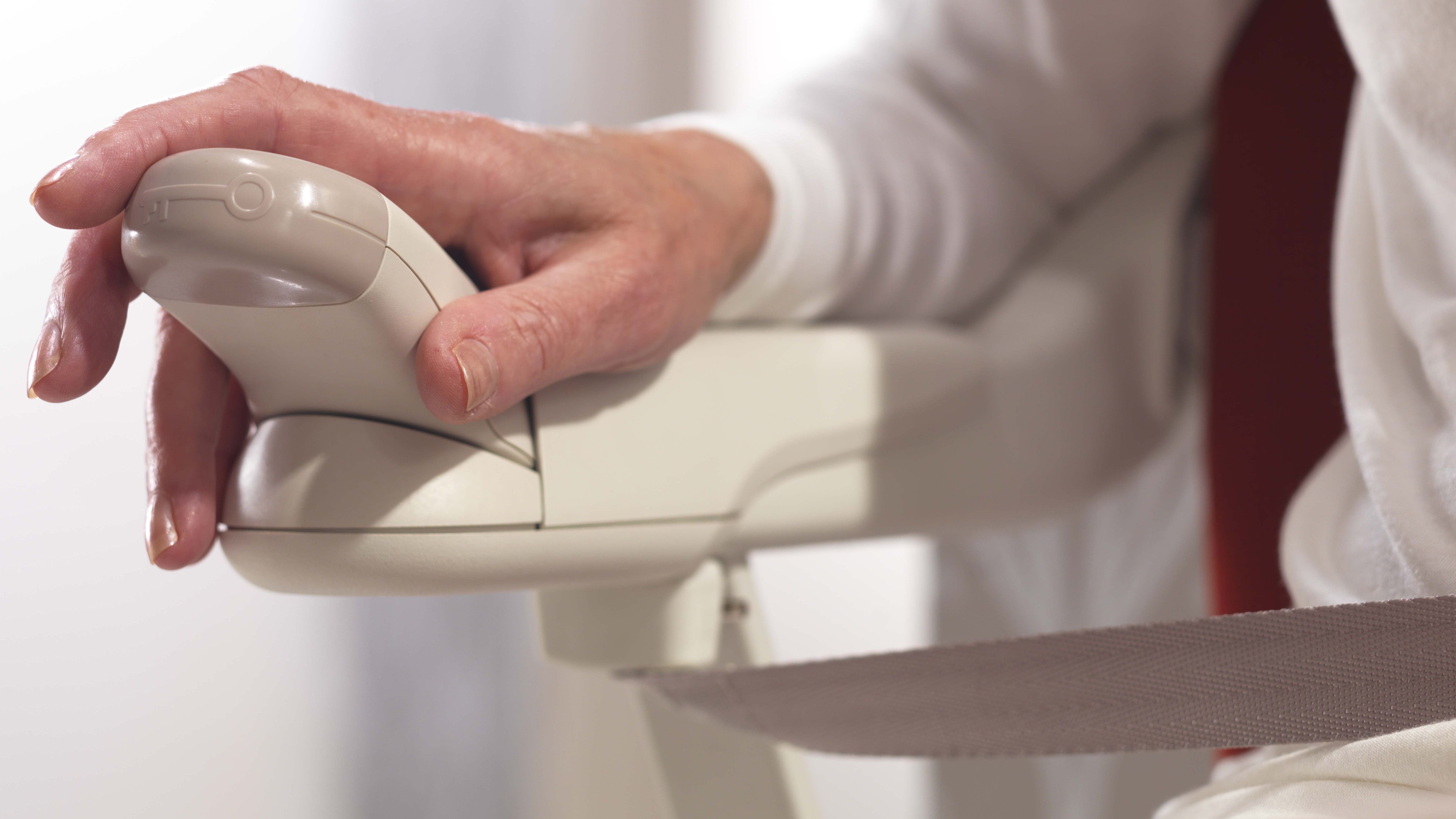 Bedienfläche am Treppenlift für Menschen mit Behinderung