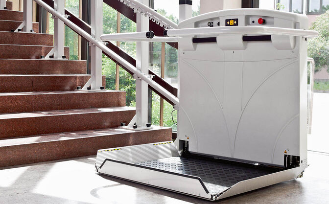 Plattformlift im Innenbereich.