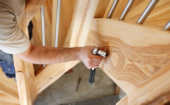 Einbau des Treppenlifts: Handwerker auf der Treppe