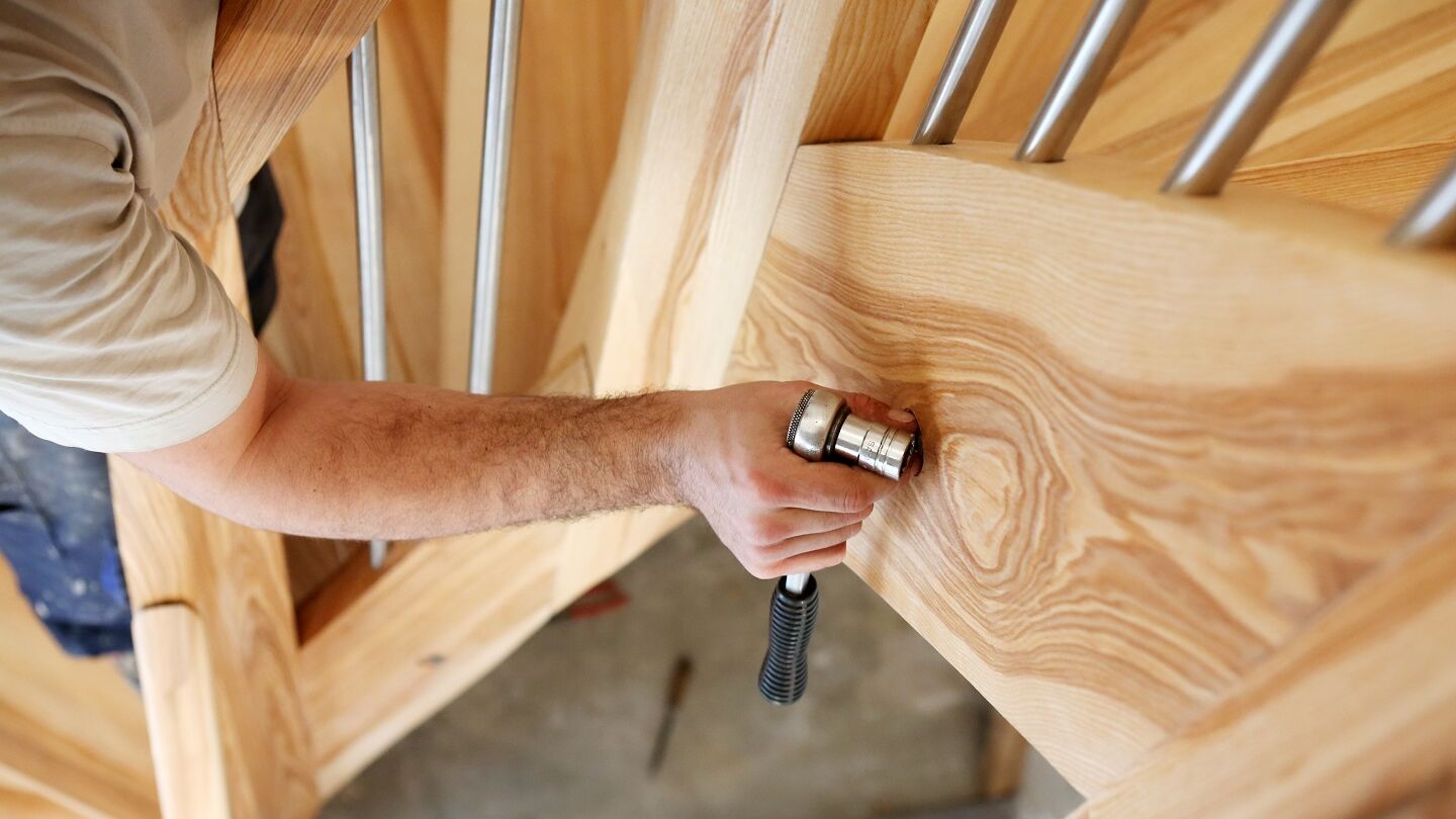 Einbau des Treppenlifts: Handwerker auf der Treppe