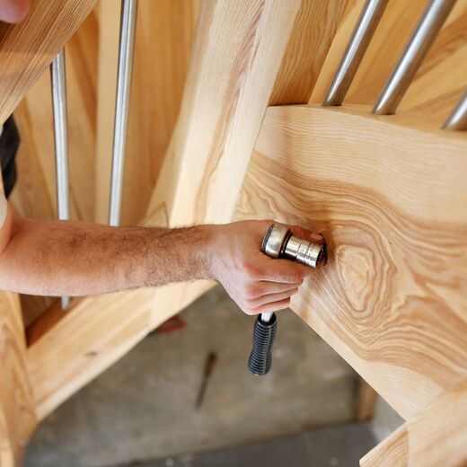 Einbau des Treppenlifts: Handwerker auf der Treppe