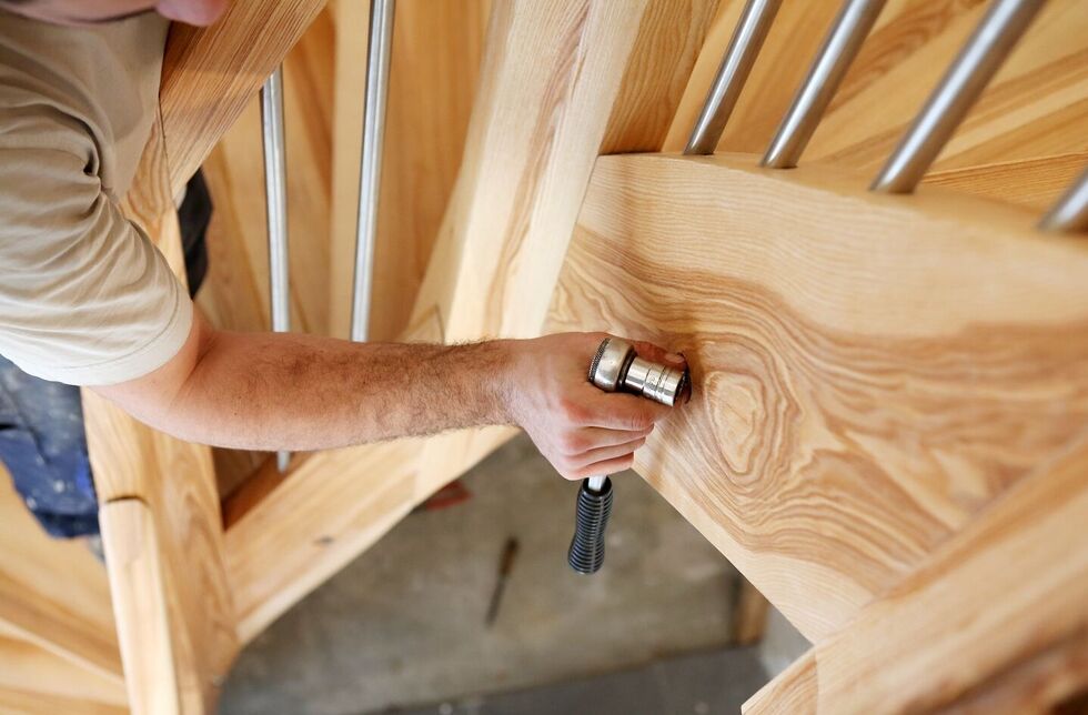 Einbau des Treppenlifts: Handwerker auf der Treppe