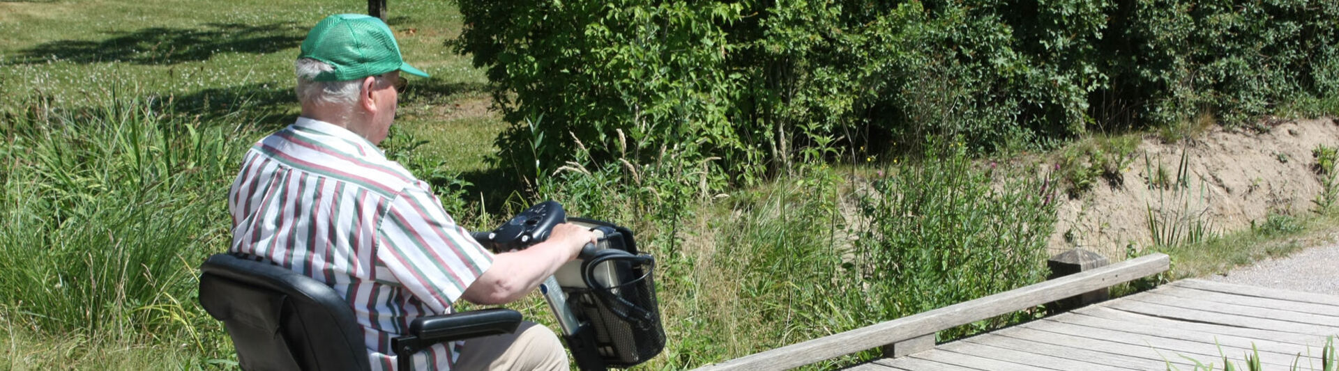 Barrierefreie Unterkunft Senior im Rollstuhl in barrierefreier Unterkunft
