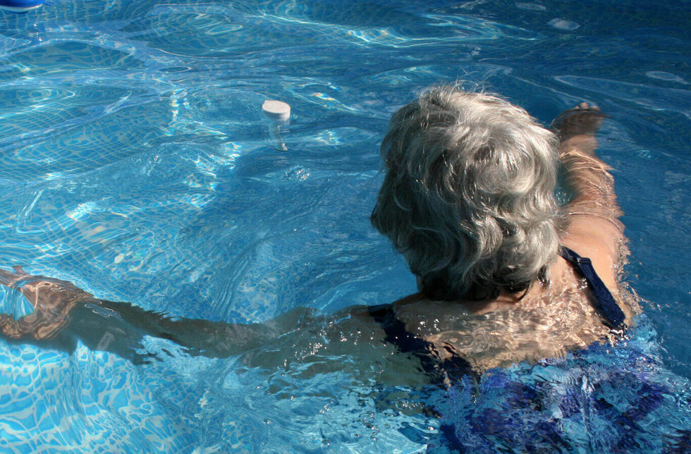 Seniorin beim Brustschwimmen. © jeepbabes - stock.adobe.com