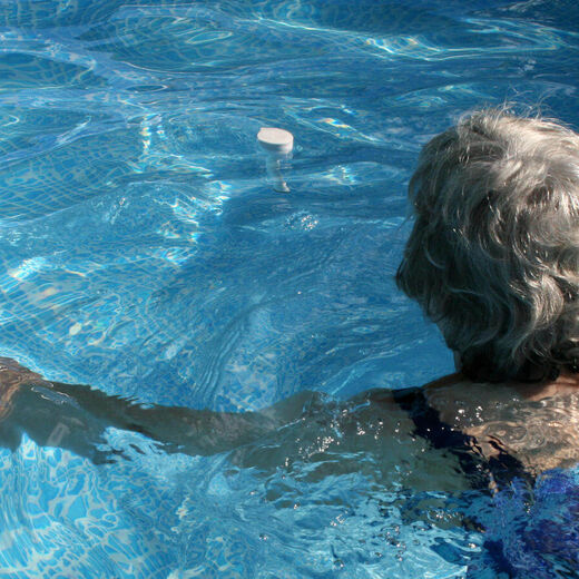 Seniorin beim Brustschwimmen.