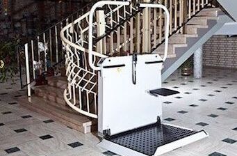 Eine Alternative zur Treppenraupe ist ein Plattformlift