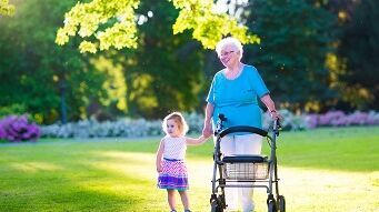 Kosten & Finanzierung eines Rollators Seniorin mit Rollator