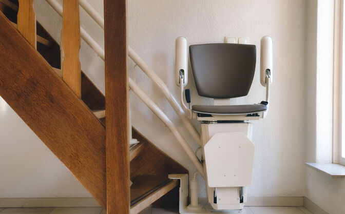 Der Drehsitz des Sitzlifts an der Treppe