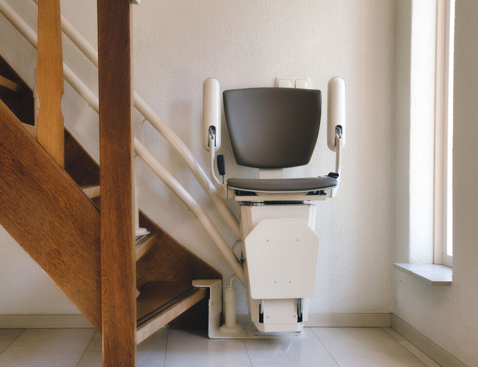 Der Drehsitz des Sitzlifts an der Treppe