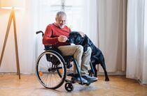 Ihre Situation: Ein Rollstuhlfahrer mit seinem Hund
