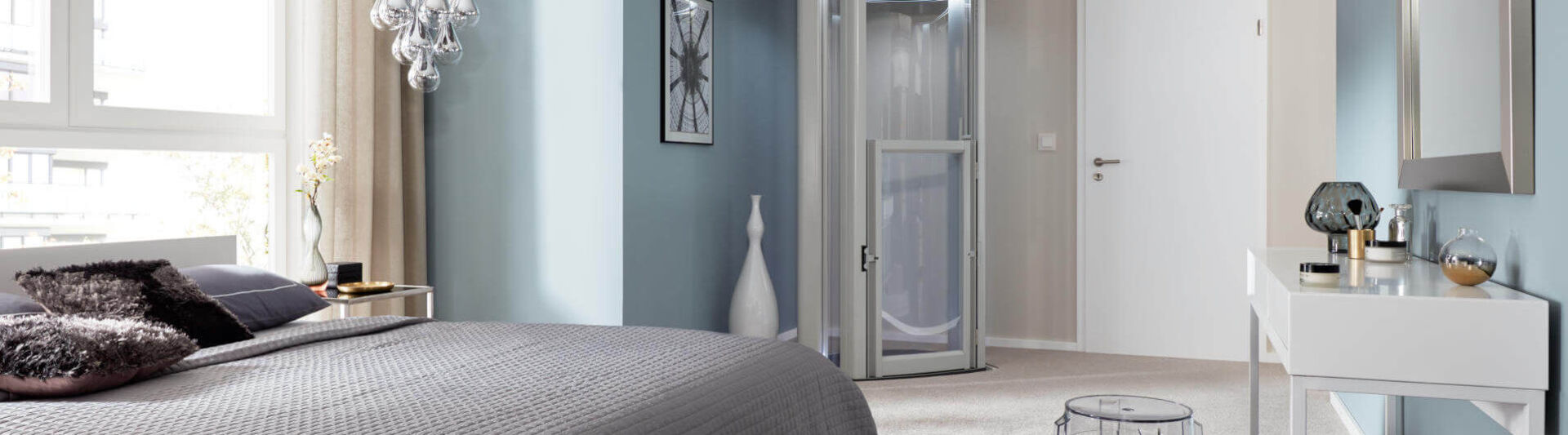Ein Aufzug im Schlafzimmer eines Einfamilienhauses