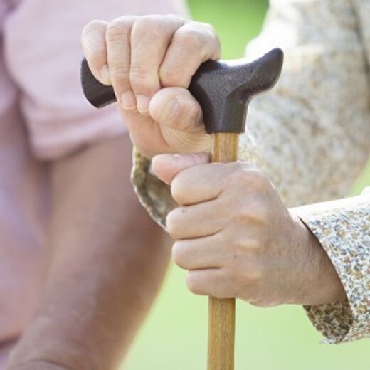 Seniorin mit einem Gehstock