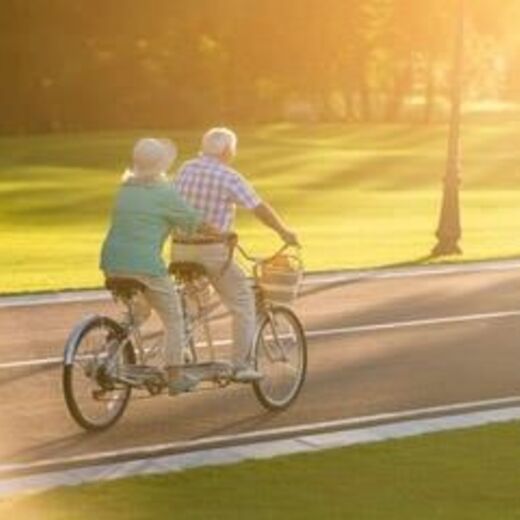 Zwei Senioren fahren Tandem auf der Straße