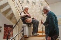Mit einem Treppenlift im Alter mobil wohnen