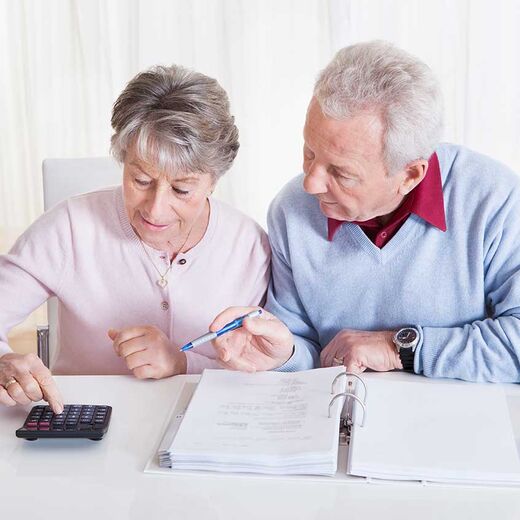 Seniorenpaar berechnet ihre Finanzen