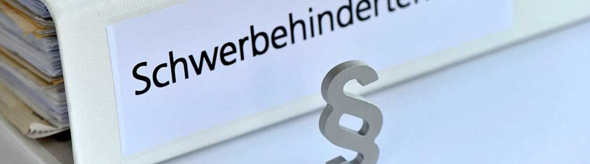 Ordner beschriftet mit "Behindertengleichstellung"