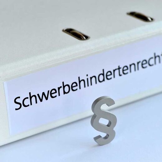 Ordner beschriftet mit "Behindertengleichstellung"