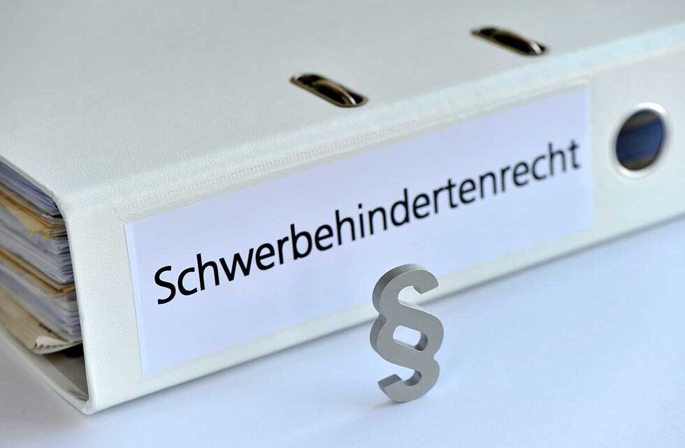 Ordner beschriftet mit "Behindertengleichstellung"