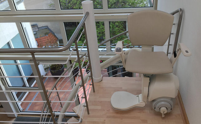 Ein Sitzlift an einer Wendeltreppe