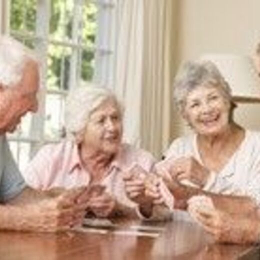 Seniorengruppe spielt Karten