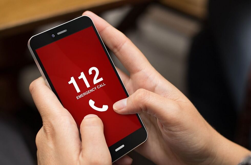Lebensrettende Sofortmaßnahmen: 112 auf einem Smartphone-Display