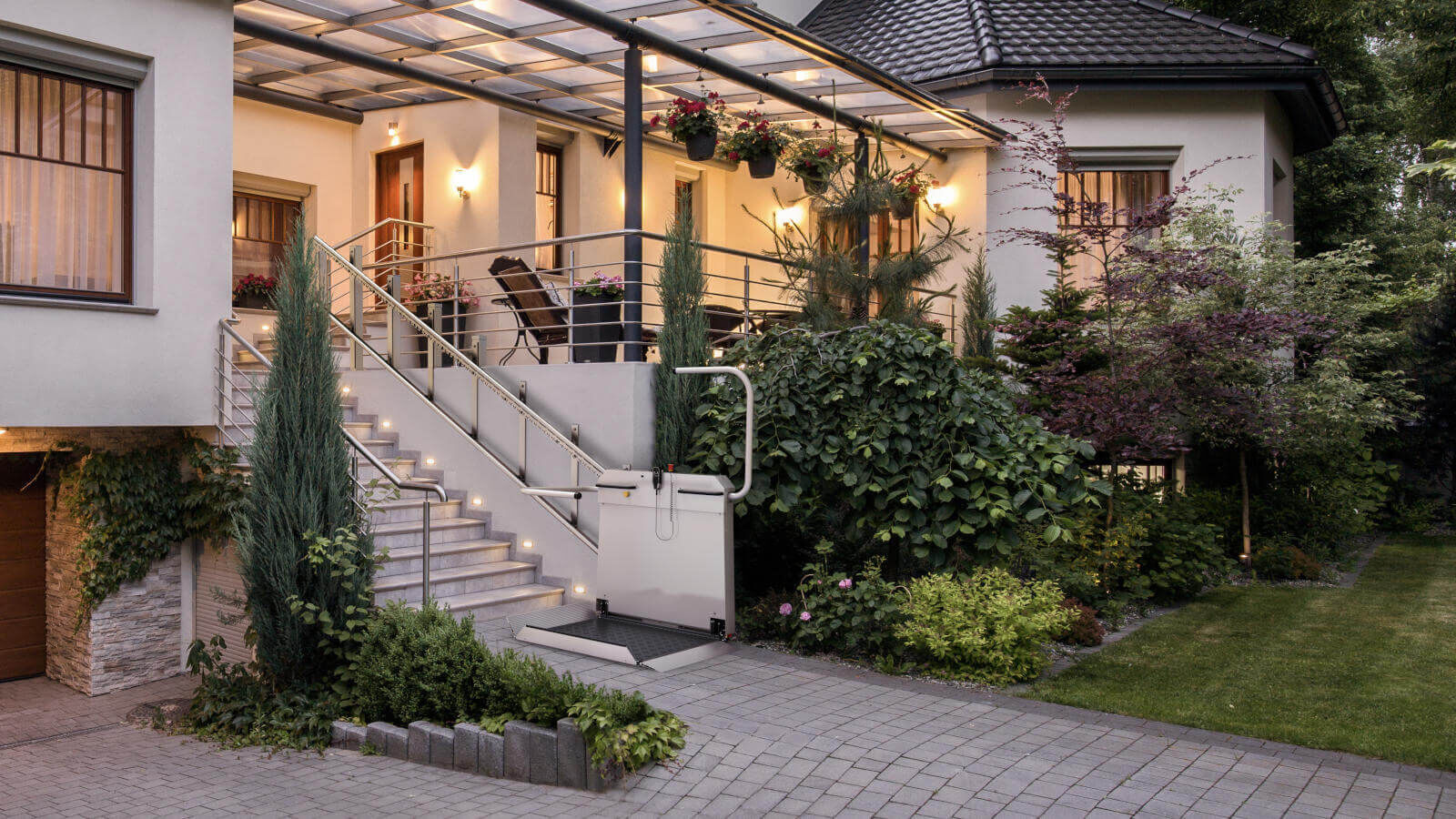 Plattformlift im Außenbereich eines Einfamilienhauses.