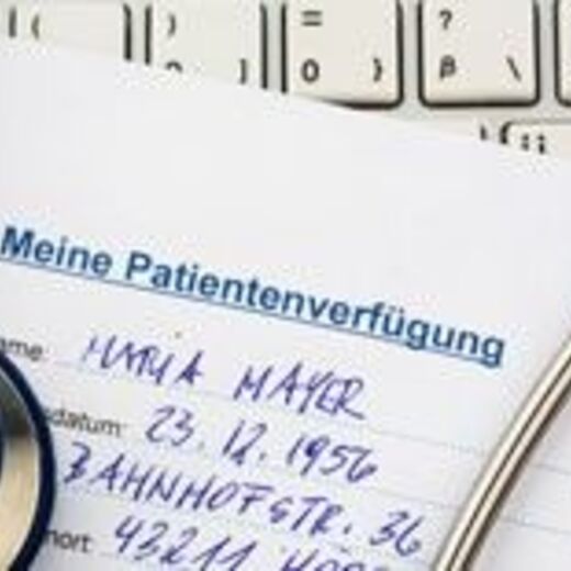 Eine Patientenverfügung liegt auf einer Tastatur