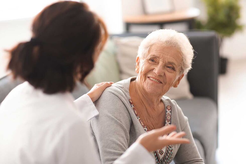 Pflegegrad wird durch Grad der Selbstständigkeit bestimmt Pflegefachkraft pflegt Seniorin