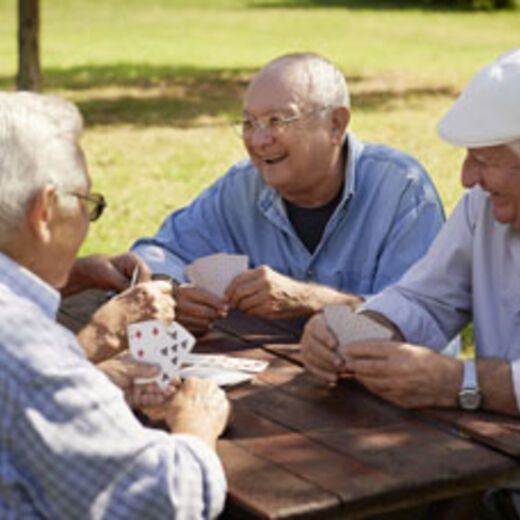 Senioren spielen Karten im Freien