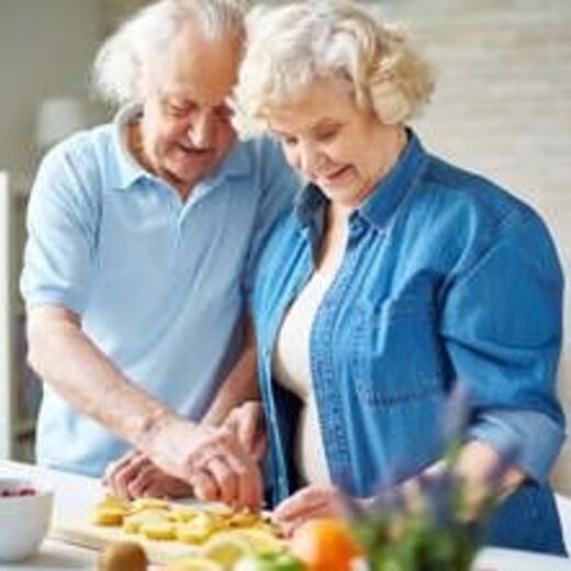 Seniorenpaar bereitet Essen in Küche vor