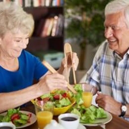 Ehepaar ißt gemeinsam Salat