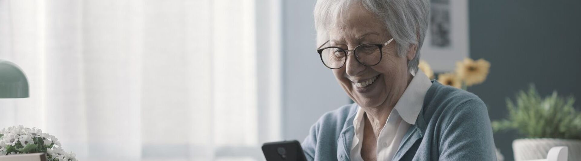 Seniorin hat Spaß  mit ihrem Seniorenhandy