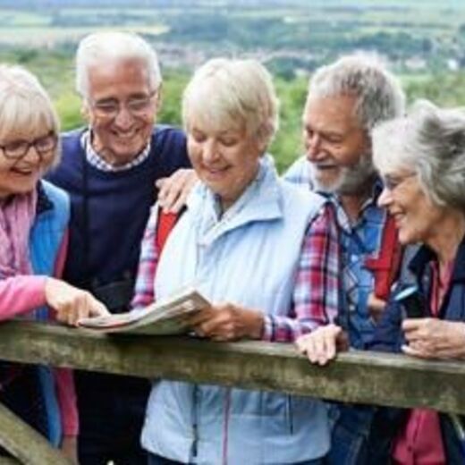 Seniorengruppe beim Wandern schaut auf Karte