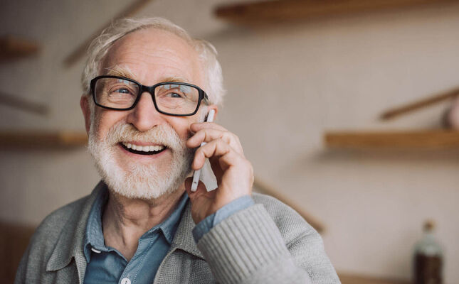 Senior telefoniert mit dem Notfallservice. © LIGHTFIELD STUDIOS - stock.adobe.com