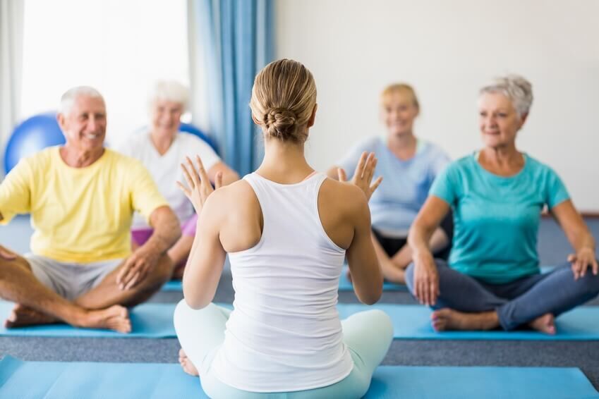 Senioren beim Yoga