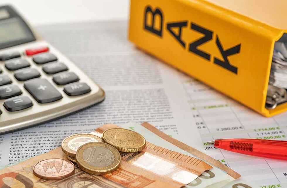 Älteres Paar informiert sich über Treppenlift Preise
