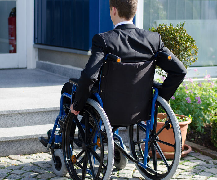 Barrierefreies Bauen: Mann im Rollstuhl