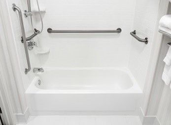 Badewanne mit Haltegriff und ausreichend Bewegungsflächen Badewanne mit Haltegriff und ausreichend Bewegungsflächen