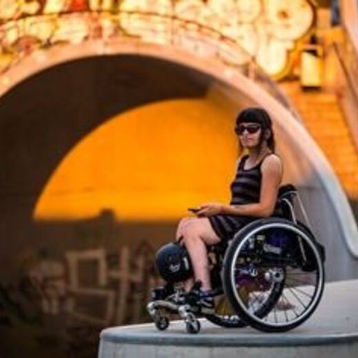 Rollstuhlfahrerin im Skatepark