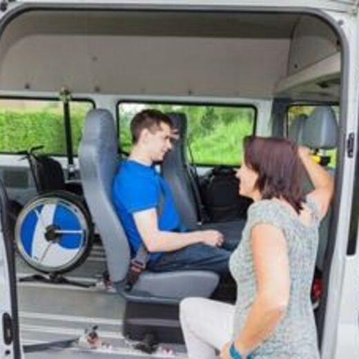 Zuschüsse für Menschen mit Behinderung: Ein Rollstuhlfahrer in einem Transporter