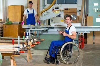 Behindertengerechter Arbeitsplatz: Zwei Männer in einer Werkstatt