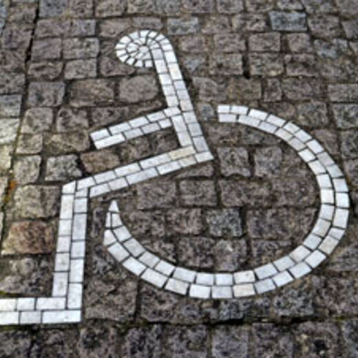 Rollstuhlzeichen auf Boden von Parkplatz