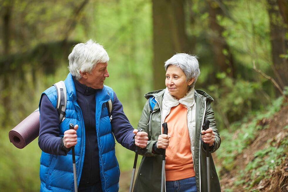 Mann und Frau beim Nordic Walking im Schnee