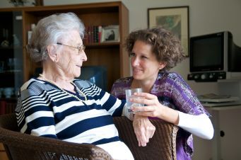 Pflegebedürftige, Angehörige und Pflegekräfte profitieren von Pflegegraden Angehörige pflegt Seniorin