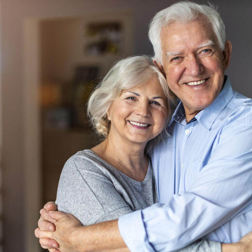 Seniorenpaar umarmt sich in der Küche. © pikselstock - stock.adobe.com