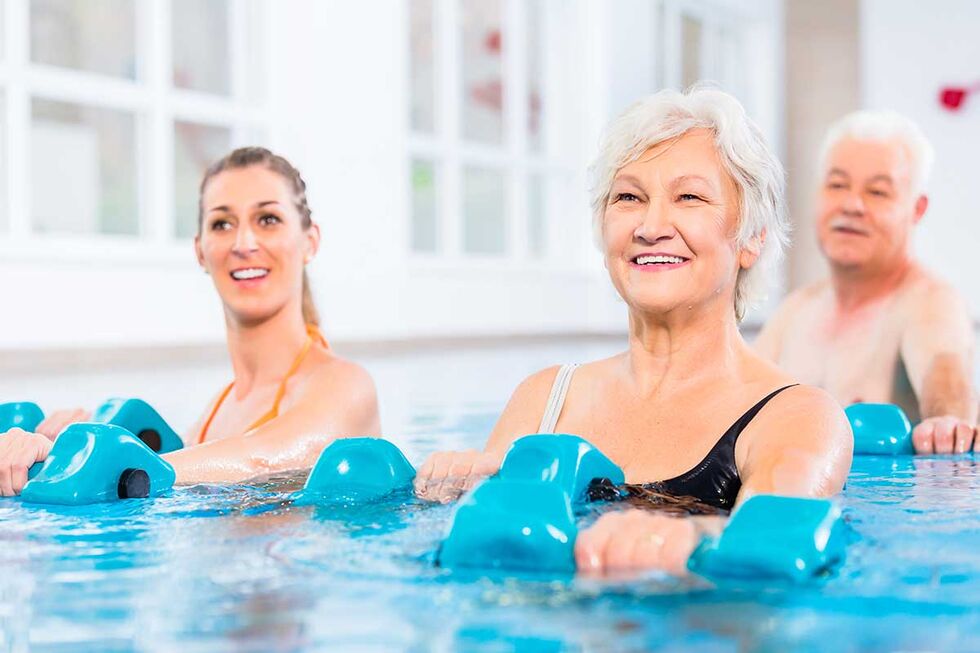 Einfache Übungen zum Nachmachen beim Seniorenschwimmen Einfache Übungen beim Seniorenschwimmen
