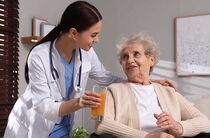Pflegedienst versorgt pflegebedürftige Senioren mit Essen