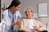 Pflegedienst bedient pflegebedürftige Senioren